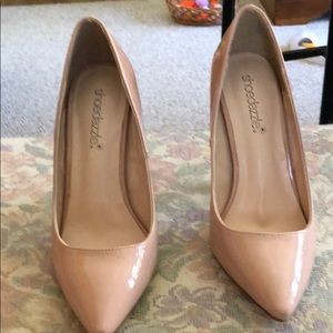 Nude patent pumps